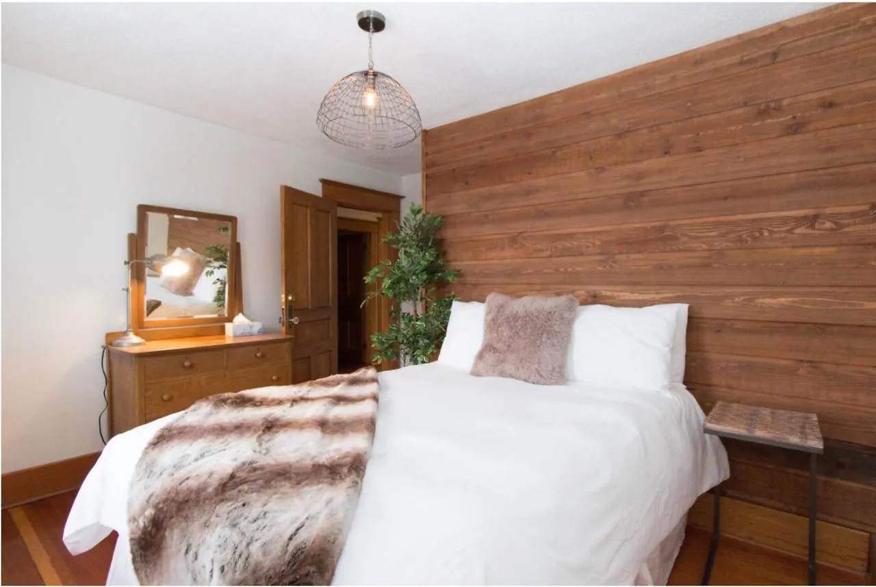 North House - Rocky Mountain Retreat- Enormous House Sleeps 23 Villa Banff Holiday home