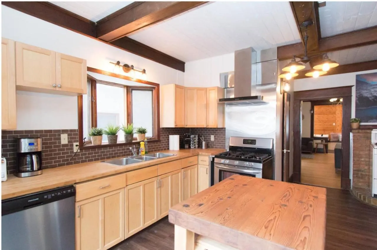North House - Rocky Mountain Retreat- Enormous House Sleeps 23 Villa Banff Holiday home