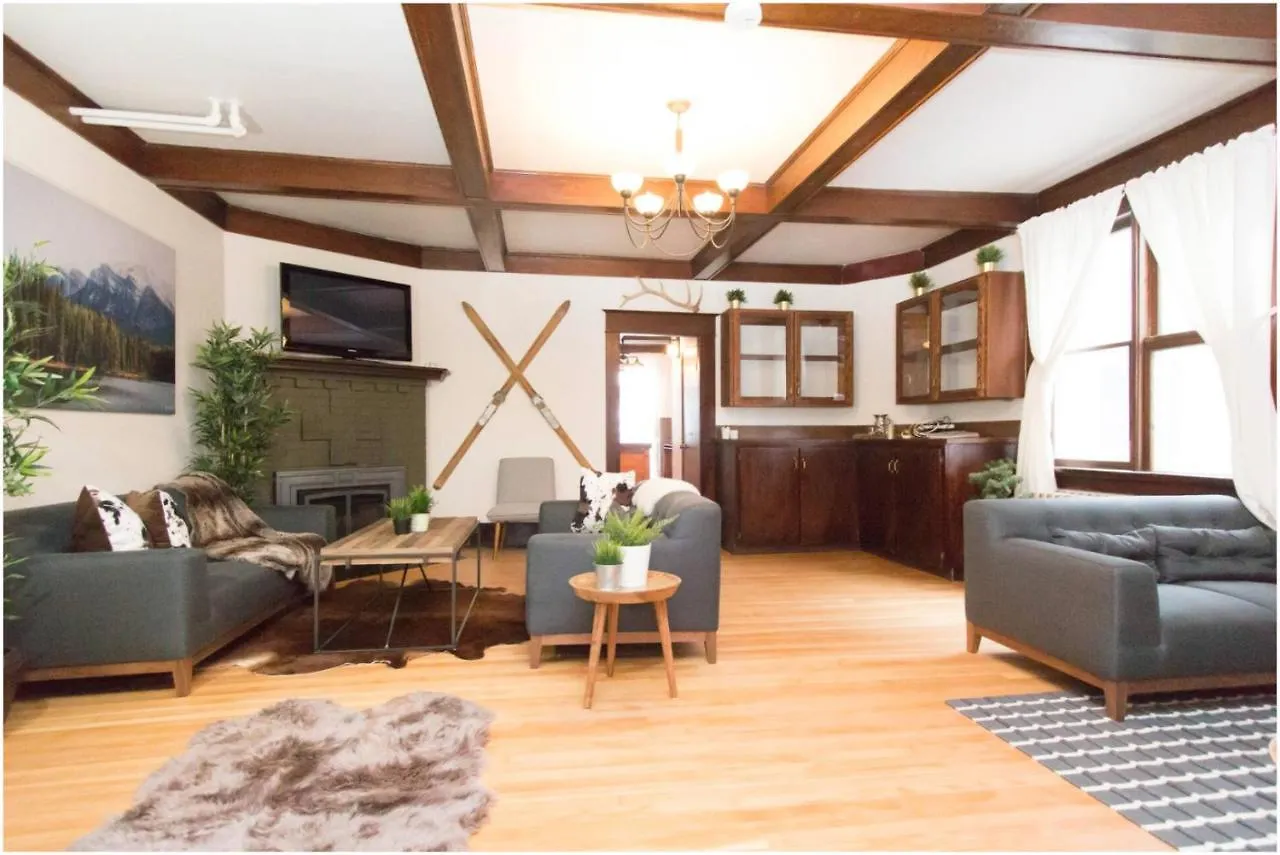 North House - Rocky Mountain Retreat- Enormous House Sleeps 23 Vila Banff Canadá