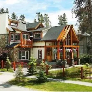 Bed & Breakfast Beaujolais Boutique At Thea's House, Banff