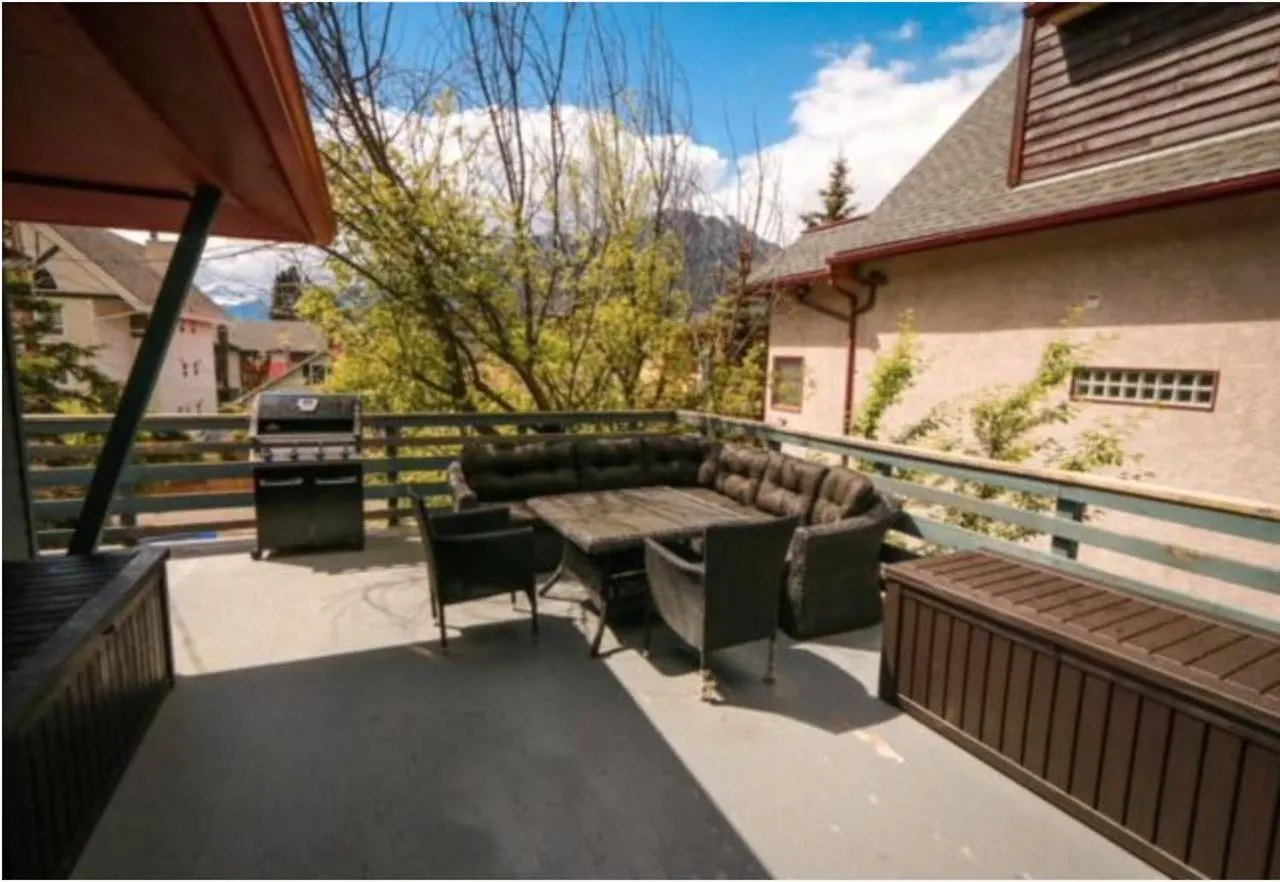 Vila North House - Rocky Mountain Retreat- Enormous House Sleeps 23 Banff Kanada