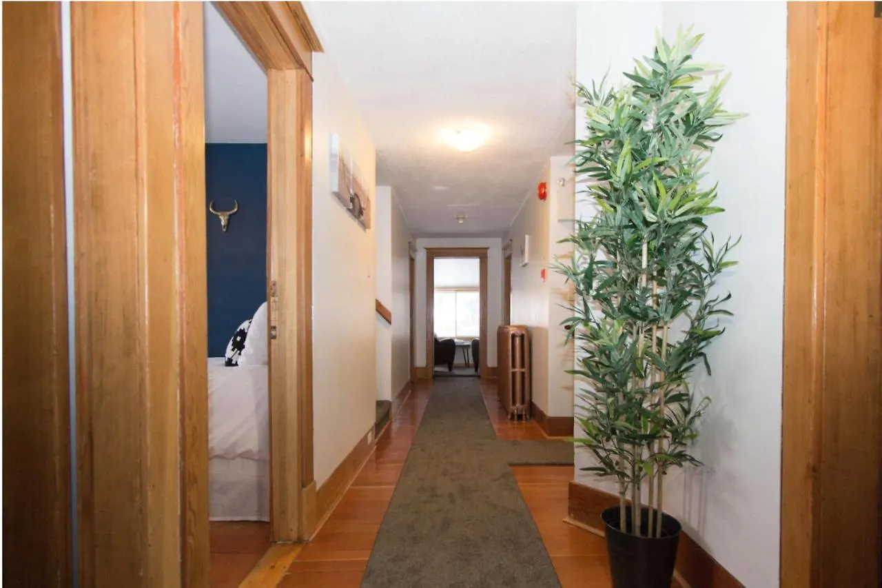 Vila North House - Rocky Mountain Retreat- Enormous House Sleeps 23 Banff Kanada