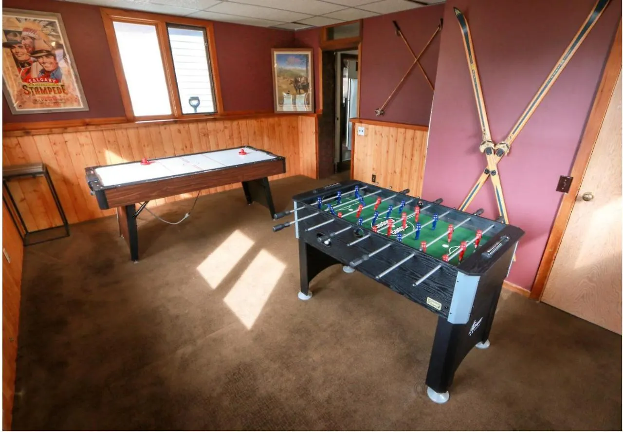 Semesterbostad North House - Rocky Mountain Retreat- Enormous House Sleeps 23 Villa Banff