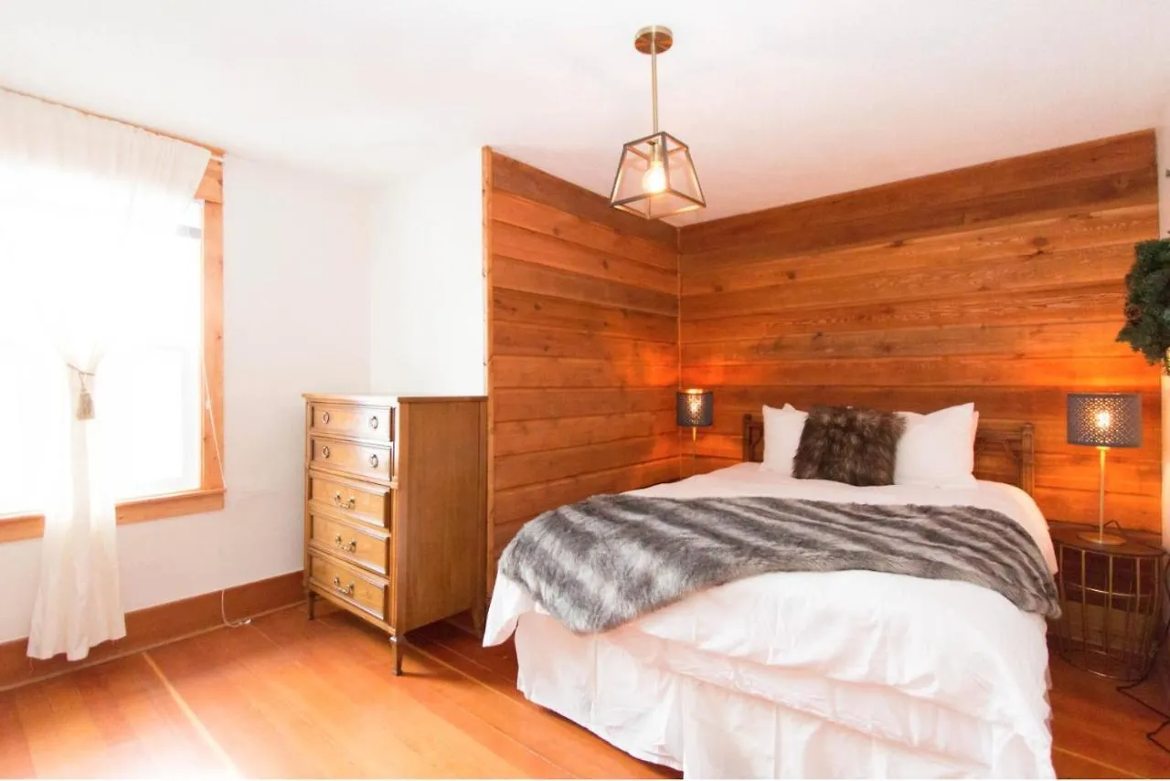 North House - Rocky Mountain Retreat- Enormous House Sleeps 23 Villa Banff 0*,  Kanada